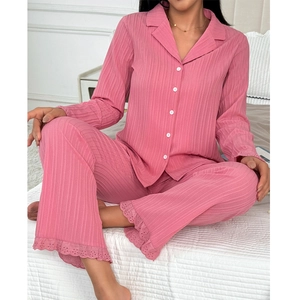 Set relax rosa in due pezzi con maglia a maniche lunghe, colletto e bordi in pizzo