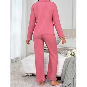 Set lounge a costine rosa scuro con top a revers e pantaloni con pizzo sul retro