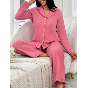Set pigiama rosa a coste due pezzi con maniche lunghe e bordo in pizzo ricamato