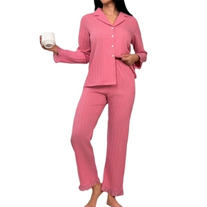 Pigiama rosa a coste da donna con colletto a rever e pizzo delicato sulle maniche