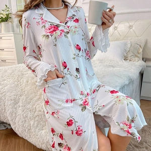 Chemise de nuit à fleurs avec boutons, volants aux manches et poches femme