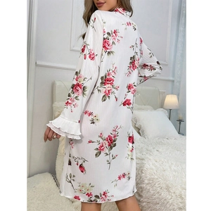 Nuisette à fleurs manches longues avec roses roses et poignets volantés dans une chambre