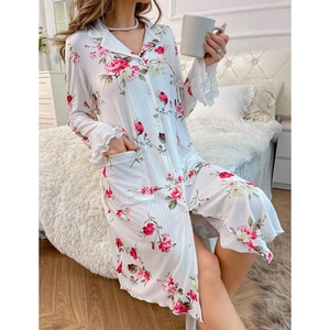 Chemise de nuit à manches longues avec imprimé floral rose et col à revers