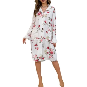 Chemise de nuit fleurie à manches longues avec col à revers et bordures à volants roses
