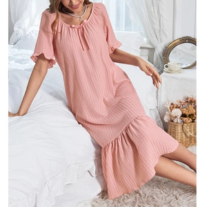 Camicia da notte rosa a maniche corte con fiocco, orlo a balze e dolce texture verticale