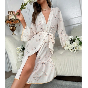 Robe de chambre kimono blanche à fleurs avec manches longues et ourlet à volants pour femme