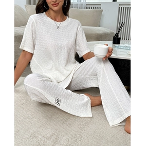 Ensemble détente blanc deux pièces pour femme avec t-shirt plissé et pantalon large