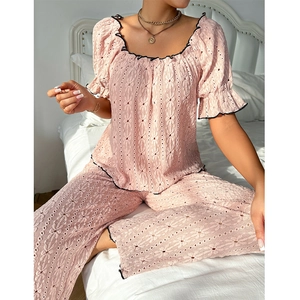 Set pigiama in pizzo rosa con ricamo traforato e finiture con volant neri da donna