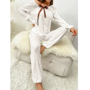 Set pigiama due pezzi bianco in maglia con fiocco, top a maniche lunghe e pantaloni