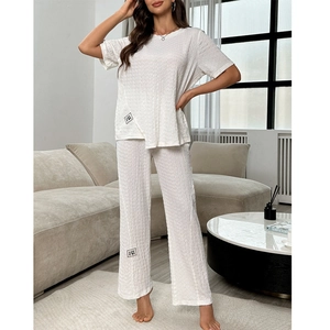Ensemble pyjama blanc texturé pour femme avec haut à manches courtes et pantalon