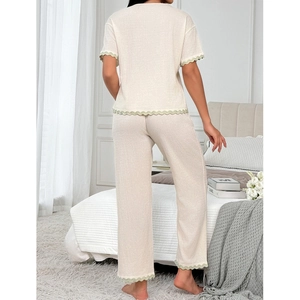Ensemble pyjama deux pièces ample avec haut à manches courtes et bordure en dentelle