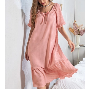 Camicia da notte rosa a maniche corte con fiocco, orlo a balze e trama a righe