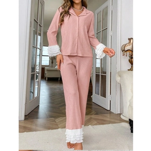 Ensemble pyjama femme rose lotus avec cardigan à revers et volants blancs
