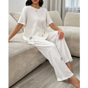 Ensemble pyjama blanc pour femme en tissu texturé avec haut court et pantalon large