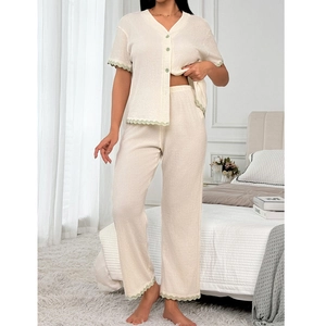 Ensemble d'intérieur crème pour femmes avec bordure ondulée verte et haut boutonné