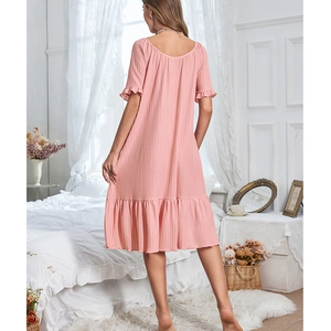 Camicia da notte rosa a maniche corte con orlo a balze e schiena scoperta