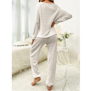 Set relax bianco da donna in maglia a trecce con eleganti maniche lunghe e pantaloni