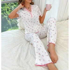 Pyjama deux pièces pour femme à motif floral avec col en V en dentelle et volants