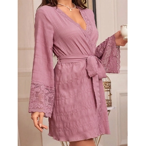 Peignoir plissé mauve élégant avec dentelle et ceinture réglable pour femmes en soirée