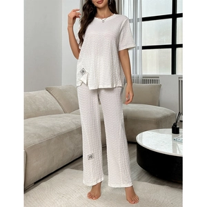 Détail d'un ensemble pyjama blanc gaufré avec haut à col rond et pantalon large