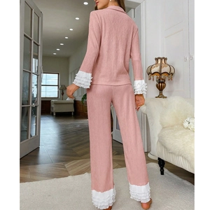 Ensemble pyjama rose à revers avec d'élégants volants blancs aux poignets et ourlets