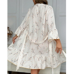 Robe de chambre élégante à imprimé fleuri blanc avec manches cloche et ourlet à volants
