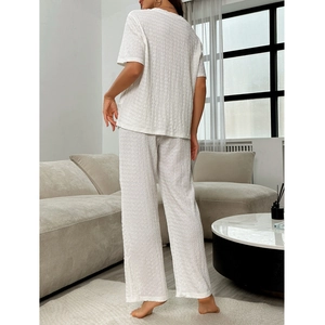 Ensemble pyjama femme en tissu gaufré blanc avec haut à manches courtes et pantalon