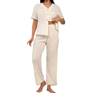 Ensemble pyjama crème pour femme avec haut à manches courtes, dentelle et pantalon long