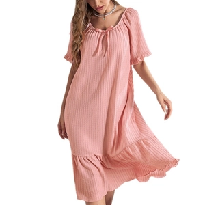 Camicia da notte rosa a maniche corte in maglia a coste con fiocco e bordo a volant