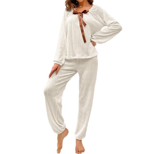 Set pigiama bianco in maglia a trecce da donna con scollo tondo e fiocco di raso