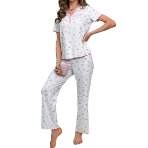 Pyjama deux pièces pour femme avec imprimé floral, haut col en V et pantalon long blanc