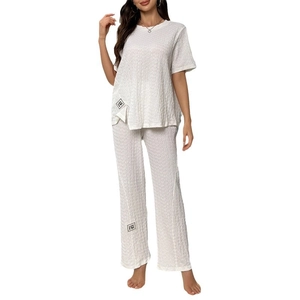 Ensemble homewear blanc deux pièces avec manches courtes, pantalon et texture plissée