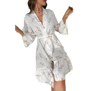 Robe de chambre élégante à imprimé fleuri avec col en V, ceinture et volants