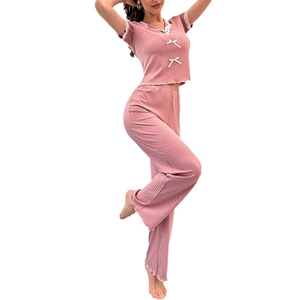 Pigiama rosa a coste da donna con scollo a V in pizzo e dolci fiocchi decorativi