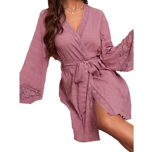 Peignoir mauve texturé pour femme avec bordure en dentelle et ceinture à nouer
