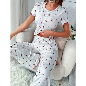 Pigiama da donna bianco con stampa a ciliegie, maglia a maniche corte e pantaloni lunghi