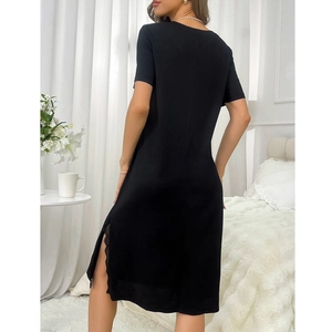 Elegante camicia da notte nera con scollo a V, spacco laterale in pizzo e trama a costine