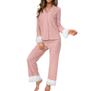 Pyjama rayé rose avec manches longues et élégantes finitions en dentelle blanche aux bords