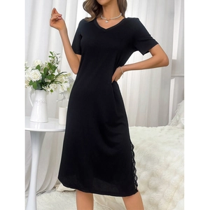 Abito da notte nero a maniche corte con scollo a V e pizzo in maglia a costine