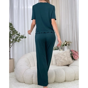 Pyjama deux pièces vert foncé à manches courtes avec bords volantés et texture côtelée