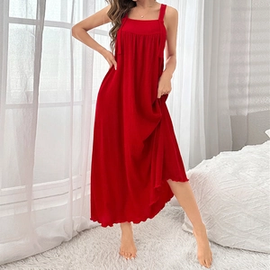 Robe de nuit longue rouge à col carré avec texture plissée et larges bretelles