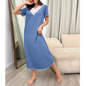 Nuisette élégante bleu-gris pour femmes avec col en V, dentelle blanche et ourlet volanté