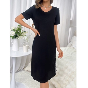 Camicia da notte nera con scollo a V e pizzo laterale in tessuto a costine per donna