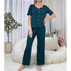 Ensemble de détente vert foncé côtelé pour femmes avec haut court et pantalon
