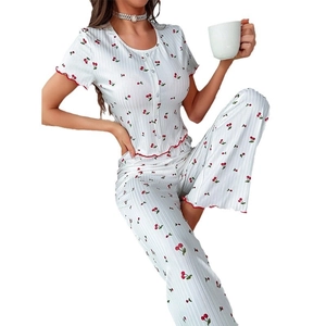 Pigiama da donna due pezzi con stampa a ciliegia, top a maniche corte e pantaloni bianchi
