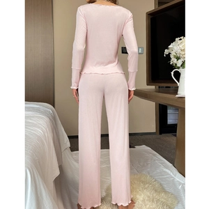Ensemble pyjama rose à manches longues avec finitions élégantes en bordure ondulée