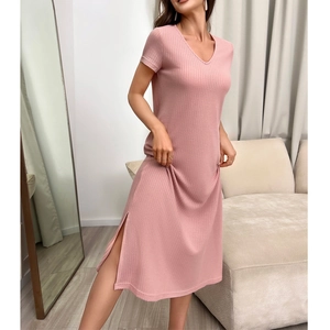 Dettaglio di camicia da notte rosa a nido d'ape con scollo a V e spacco laterale