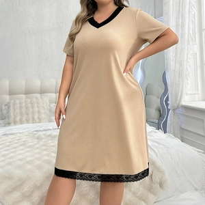 Dettaglio dello scollo a V con pizzo e trama a coste su camicia da notte kaki