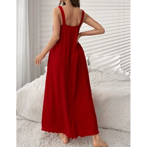 Robe de nuit longue rouge à col carré avec dos nu et larges bretelles sexy
