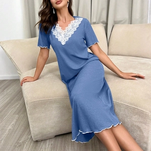 Nuisette midi bleue élégante pour femme avec col en V en dentelle et bords volantés
